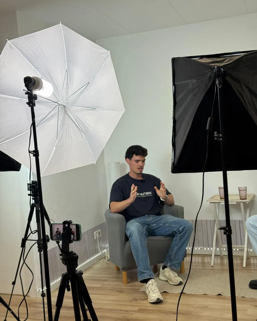 Set d'entrevista amb paraigua de llum, softbox i càmera